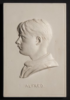 Relief en plâtre d'Alfred, unique enfant de Paderewski né de son union avec Antonina Korsak