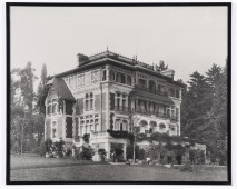 Photographie d'angle (ouest) de la villa de Riond-Bosson (avec jardinier)