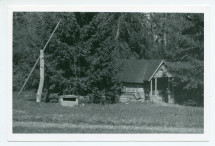 Photographie de la bergerie de Riond-Bosson, avec son puits, vers 1932-1933