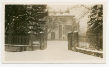 Photographie de l'entrée principale (nord) de la propriété de Riond-Bosson en hiver