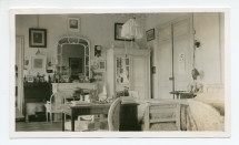 Photographie de la chambre à coucher d'Hélène Paderewska à Riond-Bosson, avec au centre sa table (de travail?) et au plafond une lampe de tissu blanc