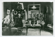 Photographie du cabinet des trophées du salon de Riond-Bosson, avec au centre sa table de bridge