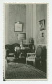 Photographie d'un coin du salon de Riond-Bosson, avec le portrait de Paderewski par Sir Edward Burne-Jones (tirage original jaune et abîmé) – extraite d'un album de la famille Obuchowicz
