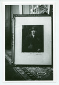 Photographie du portrait photographique dédicacé du colonel House, exposé sur un piano à queue du salon de Riond-Bosson (19 mai 1919)