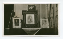 Photographie d'un piano à queue du salon de Riond-Bosson, avec exposées dessus des photos dédicacées du roi Albert de Belgique, de la reine de Roumanie (Carmen Sylva) et de la reine Elisabeth de Belgique