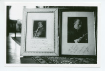 Photographie des portraits photographiques dédicacés du pape Benoît XV et de Benito Mussolini, exposés sur un piano à queue du salon de Riond-Bosson
