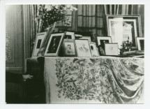 Photographie de détail d'un piano à queue du salon de Riond-Bosson, avec exposées dessus de nombreuses photos dédicacées et les mains de Paderewski sur le clavier