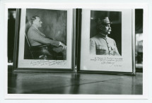 Photographie des portraits photographiques dédicacés du président Franklin D. Roosevelt et du maréchal Pétain, exposés sur un piano à queue du salon de Riond-Bosson