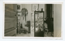 Photographie du studio de Paderewski à Riond-Bosson, avec sa collection chinoise en vitrine et en arrière-plan le piano à queue (et sa chaise aujourd'hui propriété du Musée Paderewski de Morges)