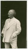 Carte postale de Paderewski avec son complet blanc porté traditionnellement le 31 août, jour de la Saint-Ignace, lors d'une fête organisée ce jour-là à Riond-Bosson
