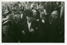Photographie de Paderewski discutant avec René Morax lors de la reprise de «Tell» de Gustave Doret au Théâtre du Jorat à Mézières le 29 mai 1935 – à sa droite: Henryk Opienski (derrière lui) et Mgr Marius Besson