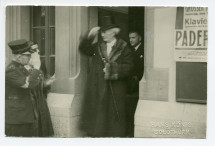 Photographie de Paderewski saluant des gens (notamment un militaire) à l'issue du récital donné le 28 février 1937 au Grosses Konzertsaal de Soleure, en faveur du Musée Kosciuszko de Soleure