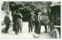 Photographie d'Ignace et Hélène Paderewski montant dans leur voiture devant le Casino du Rivage à Vevey, avec à leur droite (de dos) le chef d'orchestre Ernest Ansermet et le chien Ping