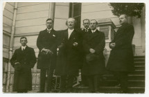 Carte postale représentant Paderewski prenant la pose sur le parvis du Musée Jenisch à Vevey, où il a prononcé un discours à l'occasion du transfert de la dépouille mortelle de Henryk Sienkiewicz en Pologne le 20 octobre 1924