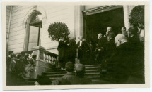 Photographie (prise depuis la foule) représentant Paderewski prenant la pose sur le parvis du Musée Jenisch à Vevey, où il a prononcé un discours à l'occasion du transfert de la dépouille mortelle de Henryk Sienkiewicz en Pologne le 20 octobre 1924