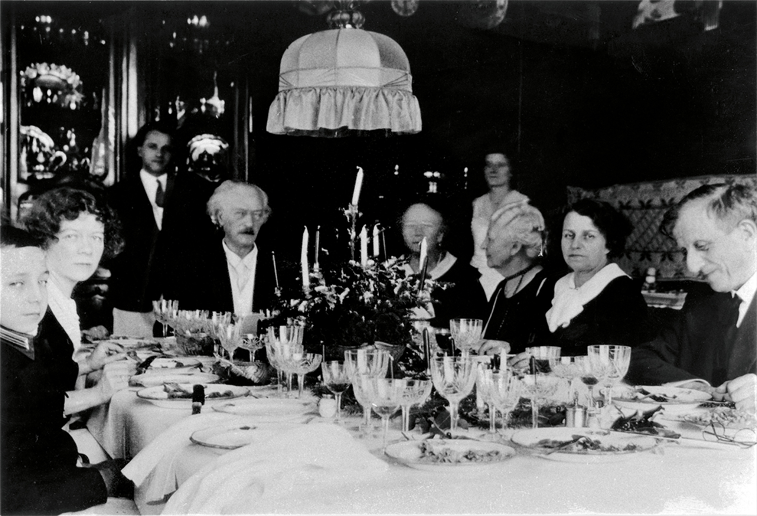 Un dîner à Riond-Bosson en compagnie notamment de Gustave Doret (tout à droite).