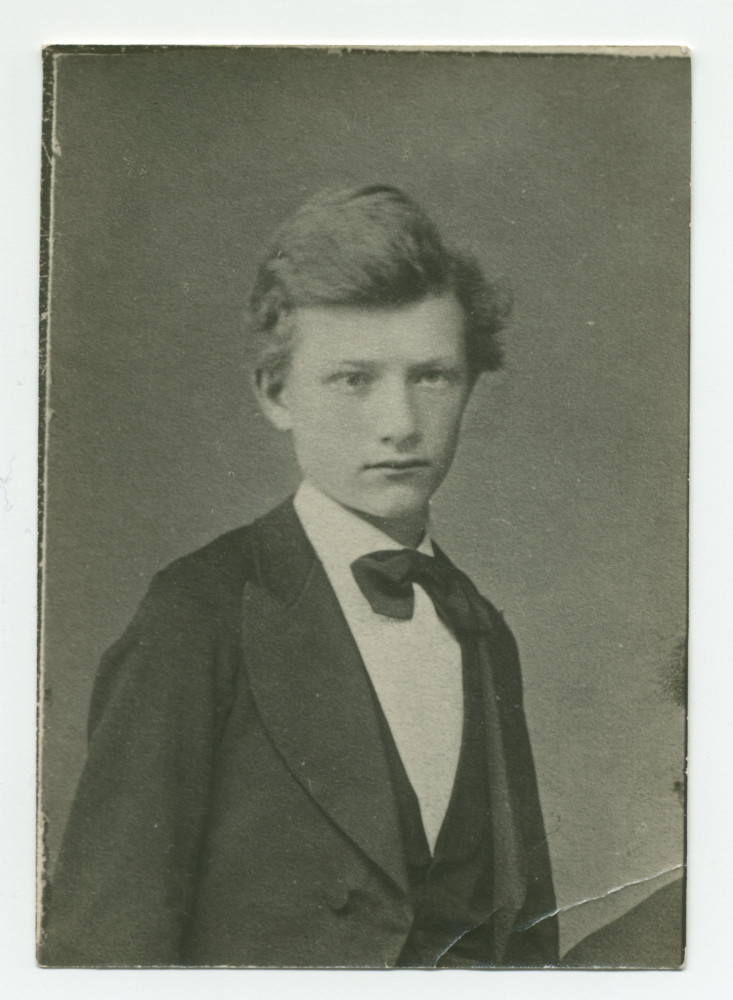 Photographie de Paderewski, âgé d'environ 15 ans – détail d'une portrait réalisé avec son père Jan (assis à sa gauche)