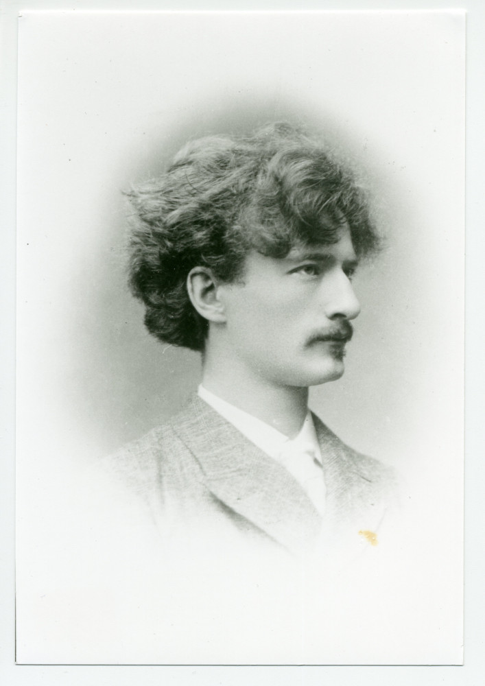 Photographie de profil de Paderewski prise par le Hof-Atelier Rudolf Krziwanek au moment de ses études à Vienne chez Theodor Leszetycki entre 1884 et 1885