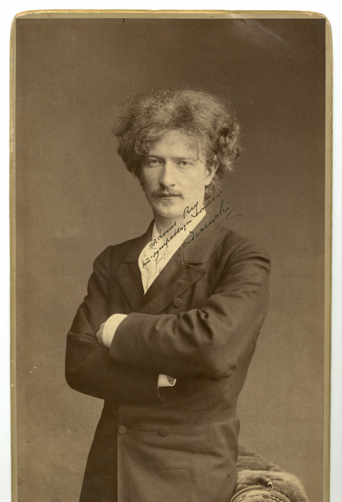 Photographie du «jeune lion» Paderewski par la London Stereoscopic & Photographic Company Limited de Londres, prise sans doute lors de sa première tournée anglaise de 1890, avec dédicace «à M. Louis Rey, très sympathique souvenir, IJP»