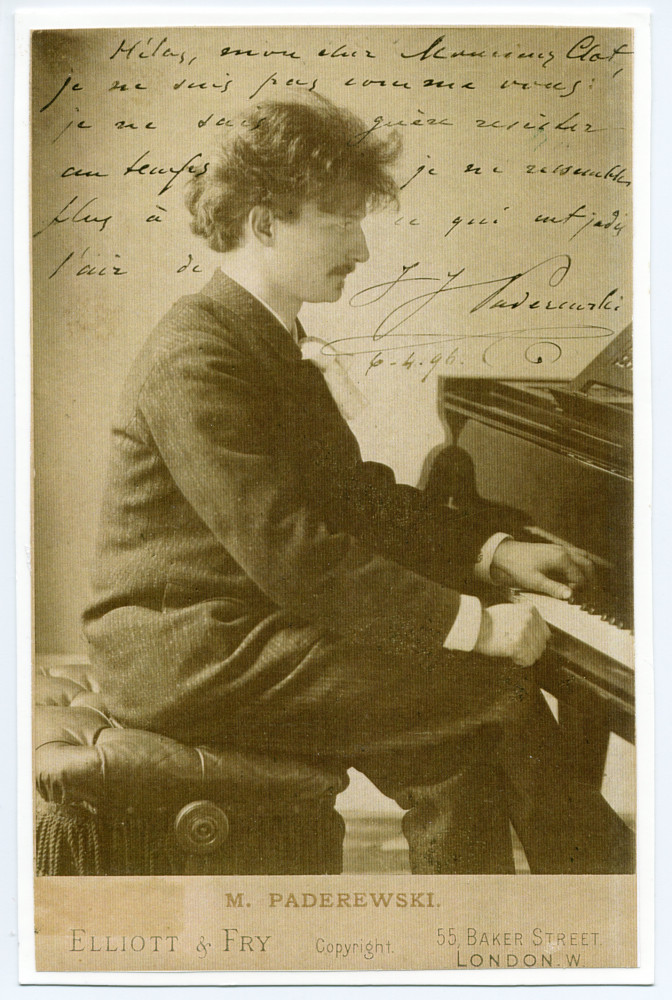 Photographie de Paderewski au piano vers 1890, au moment de ses débuts à Londres sous forme de carte postale labélisée «Elliott & Fry» avec dédicace