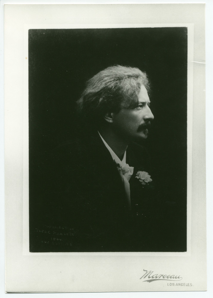 Photographie de Paderewski, œillet à la boutonnière, prise en 1900 à Los Angeles par Theodore C. Marceau