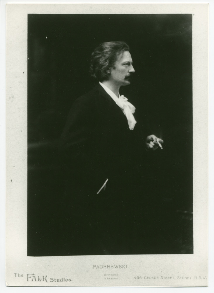 Photographie de profil de Paderewski, avec une cigarette allumée dans la main gauche, prise en 1904 à Sydney par la Falk Studio lors de la tournée australienne