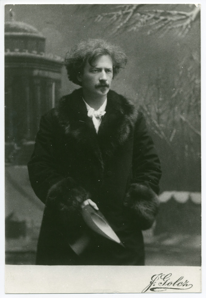 Photographie de Paderewski en manteau de fourrure avec chapeau haut-de-forme à la main, prise à Varsovie en 1908
