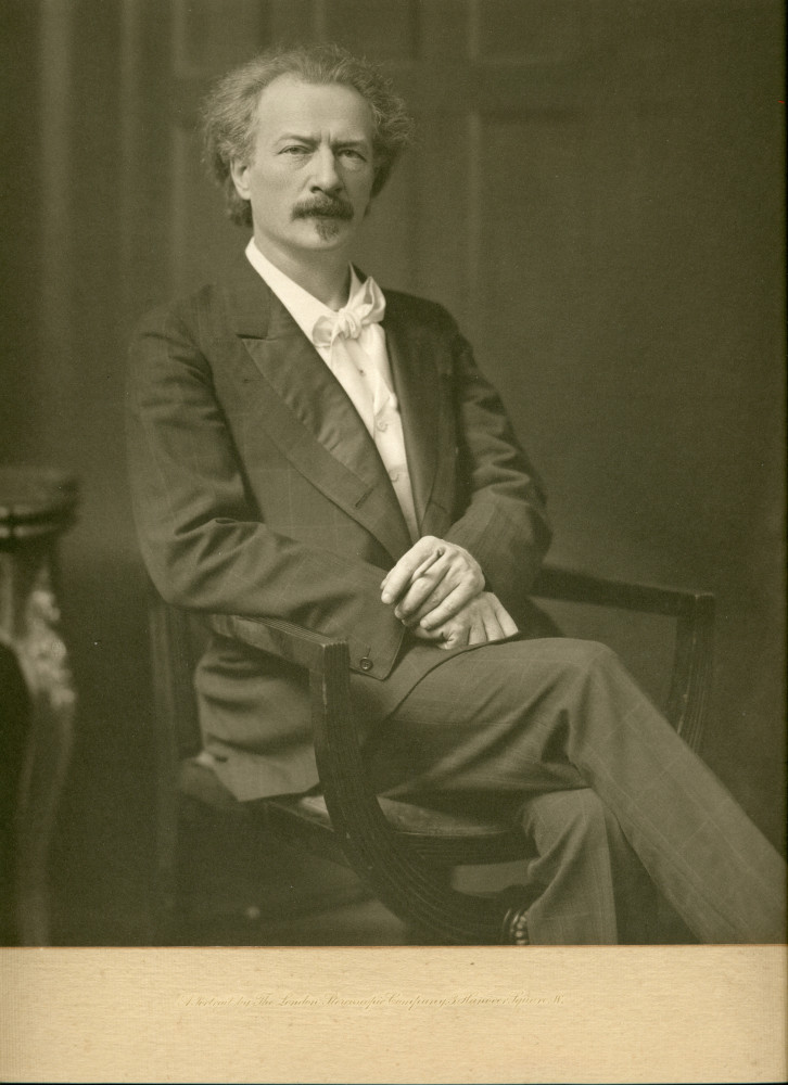 Photographie de Paderewski assis, avec une cigarette allumée dans la main gauche, prise vers 1910 par la London Stereoscopic Company (tirage original)