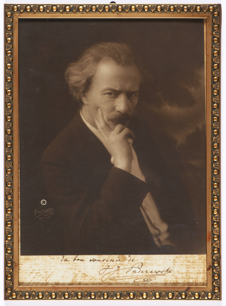 Photographie de Paderewski par le studio Hartsook en 1924, dédicacée «en bon souvenir d'IJP»