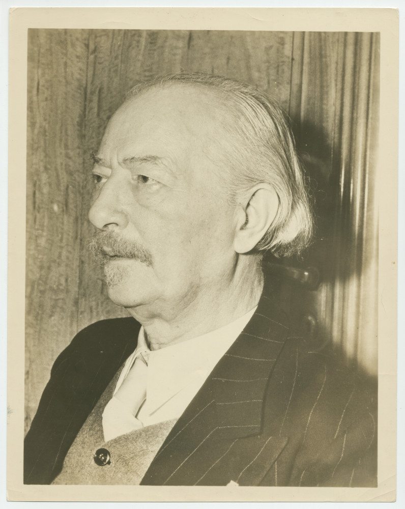 Photographie de Paderewski de profil gauche, utilisée par son management NBC Artists Service, George Engles (Managing Director), New York (tampon au verso), réalisée vers 1935