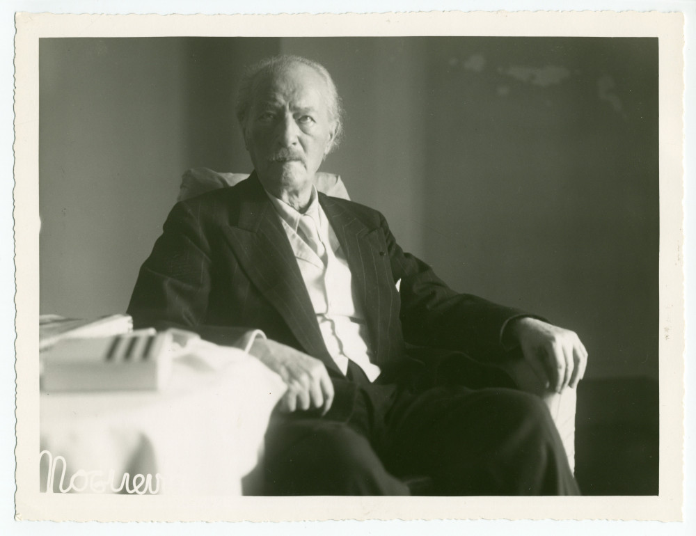 Photographie de Paderewski dans un fauteuil, le regard inquiet, prise par Ed. Nogueira le 5 octobre 1940 à Evora, au Portugal, en attendant d'embarquer pour les Etats-Unis