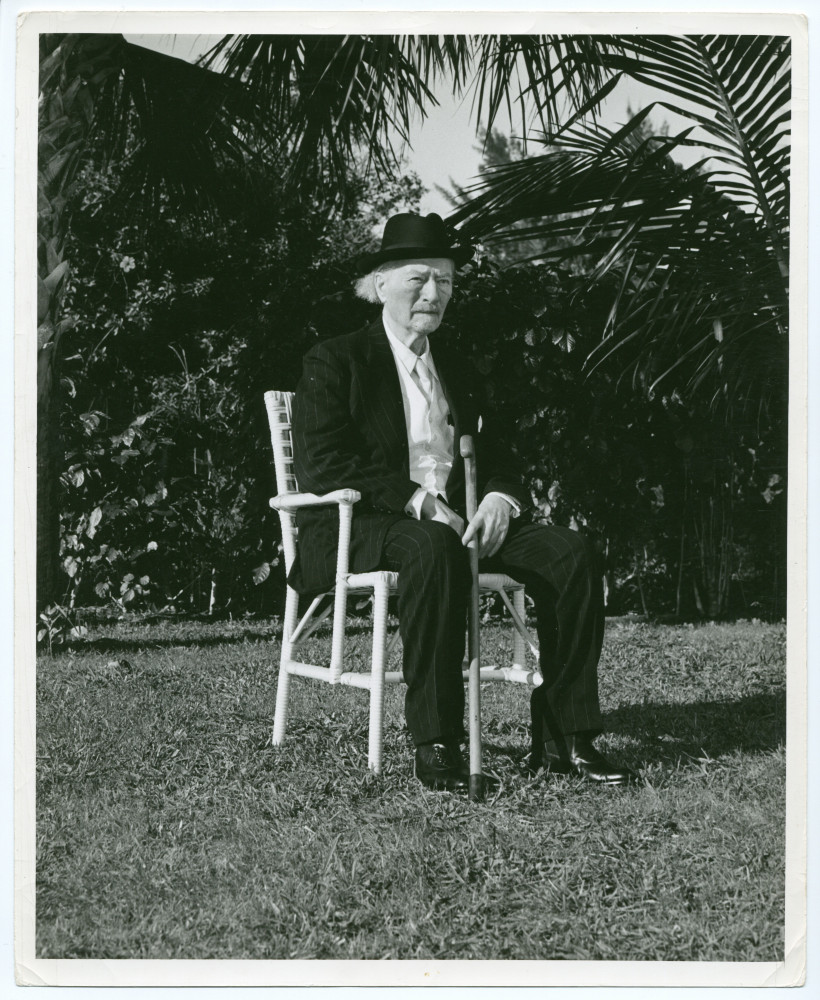 Photographie de Paderewski assis avec chapeau noir et canne dans le jardin de sa résidence de Palm Beach, en Floride, le 15 février 1941