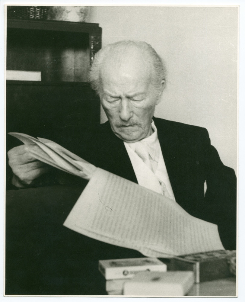 Photographie de Paderewski lisant des documents (?) dans sa chambre de l'Hôtel Buckingham à New York au printemps 1941