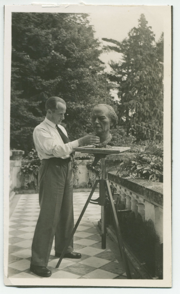Photographie d'Alfons Magg sculptant le buste de Paderewski en 1934 sur la terrasse de Riond-Bosson
