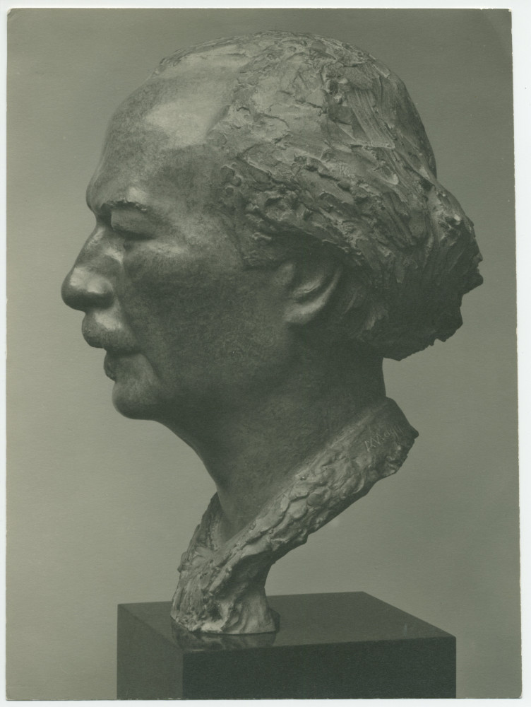 Photographie de profil (gauche) du buste de Paderewski réalisé en 1934 par Alfons Magg