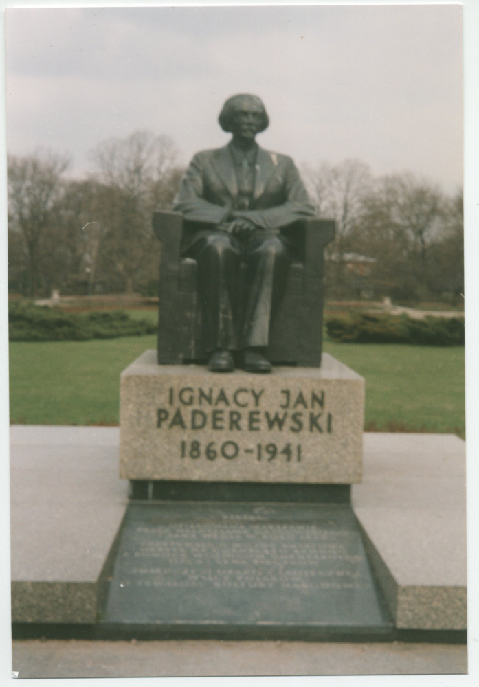 Photographie (floue) de la statue de Paderewski réalisée en 1935 par Michal Kamienski et érigée en 1978 dans les jardins du Conservatoire de Varsovie