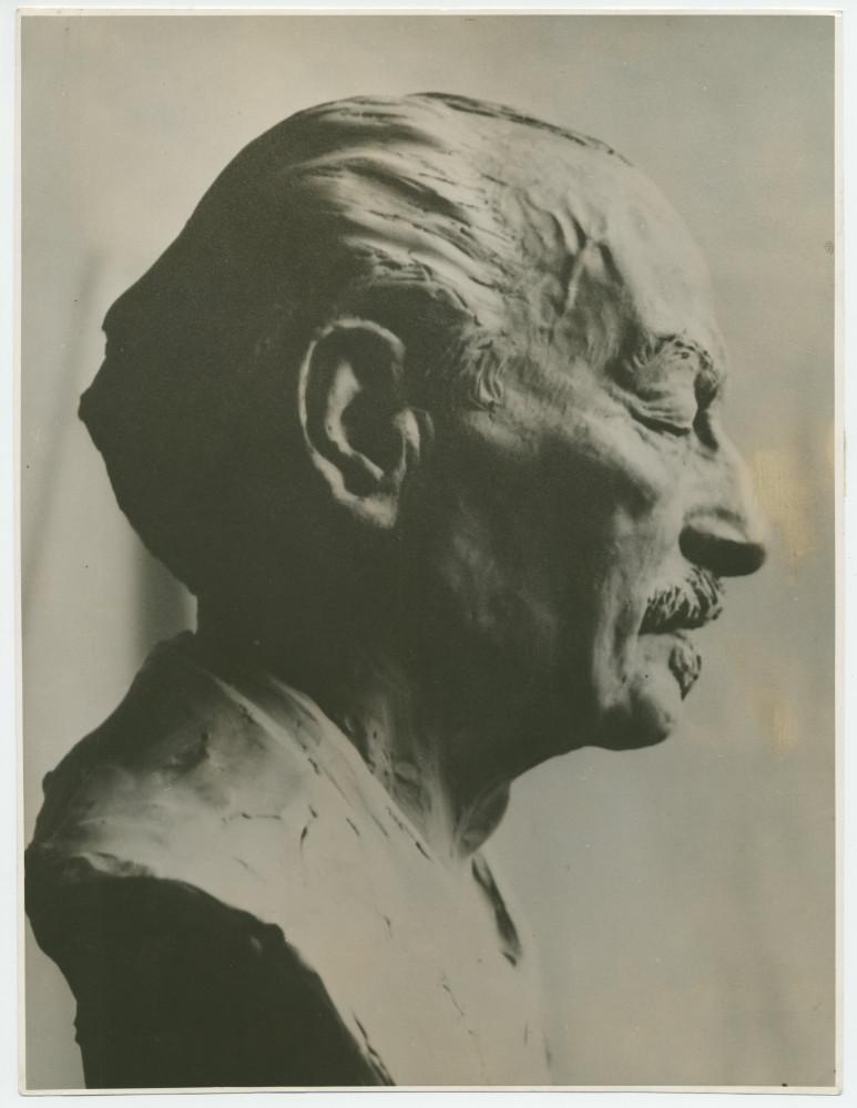 Photographie (de profil droit) du masque mortuaire de Paderewski réalisé en 1941 par Malvina Hoffman à la morgue John Smolenski de Brooklyn, à New York