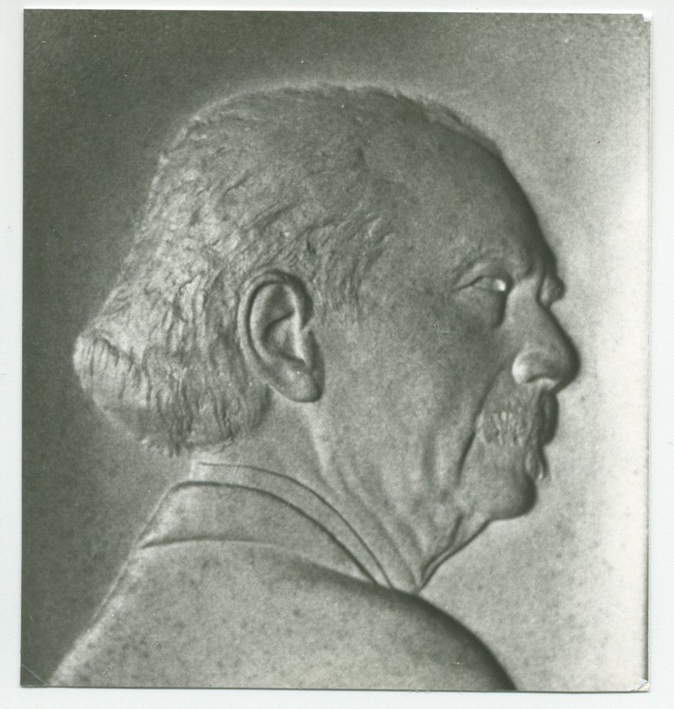 Photographie noir-blanc du relief de Paderewski réalisé en 1946 par S. Henry (dont le Musée Paderewski possède deux exemplaires)