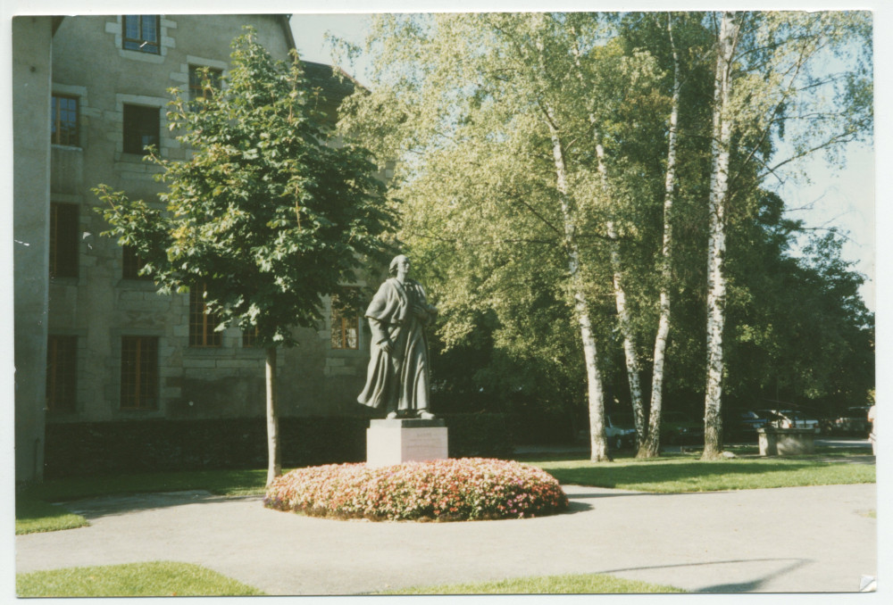 Photographie couleur de la statue de Paderewski réalisée par Milo Martin à la demande de la ville de Morges, érigée dans le Parc de Seigneux et inaugurée le 3 juillet 1948