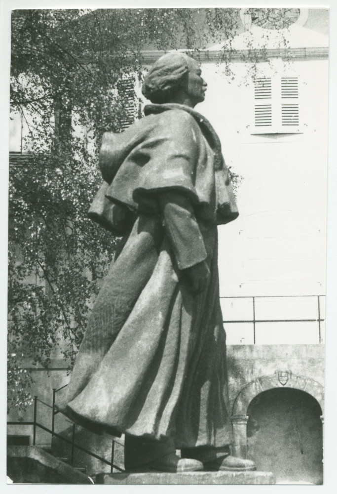 Photographie noir-blanc de la statue de Paderewski réalisée par Milo Martin à la demande de la ville de Morges, érigée dans le Parc de Seigneux et inaugurée le 3 juillet 1948