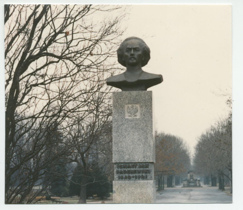 Photographie du buste de Paderewski réalisé en 1988 par Stanislaw Sikora et érigé au faubourg de Praga à Varsovie