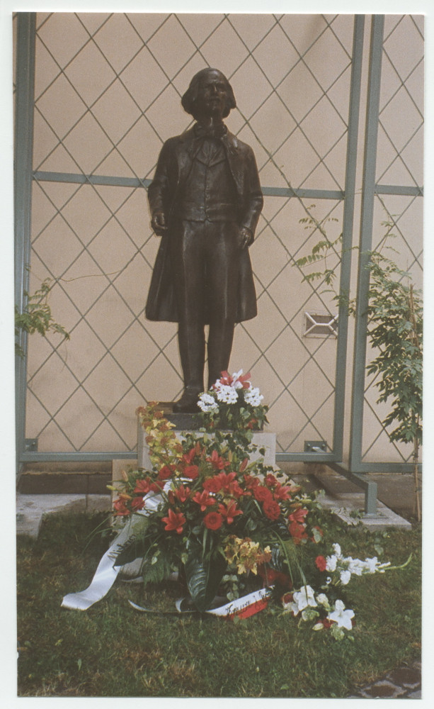 Photographie du monument Paderewski (statue d'auteur non identifié) inauguré le 24 juin 2011 dans les jardins de l'Institution Paderewski de musicologie à Cracovie