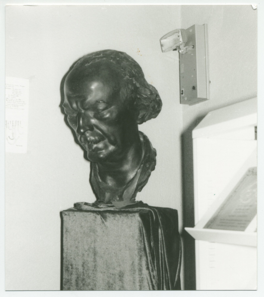 Photographie noir-blanc d'un buste de Paderewski d'auteur inconnu, probablement propriété du Conservatoire de Montreux