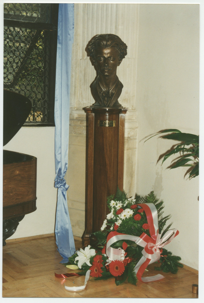 Photographie du buste de Paderewski réalisé par Walerian Januszkiewicz, exposé au Palais Puskowski de Varsovie