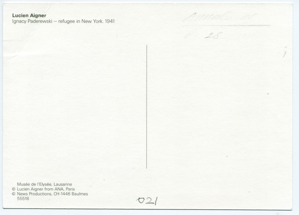 Carte postale de Paderewski lisant le journal – photographie de Lucien Aigner réalisée dans sa chambre de l'Hôtel Buckingham à New York au printemps 1941 (avec la photographie d'Ernest Schelling sur le piano droit)