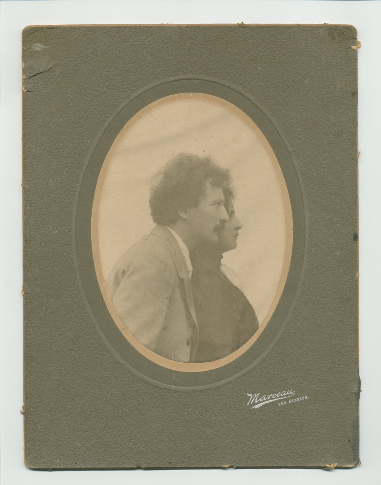 Photographie d'Ignace et Hélène Paderewski de profil réalisée par Marceau à Los Angeles au début de leur union – tirage ovale signé sur carton (avec verso) – tirage rectangulaire sur carton (jusqu'à la taille) – reproduction noir-blanc (détail)