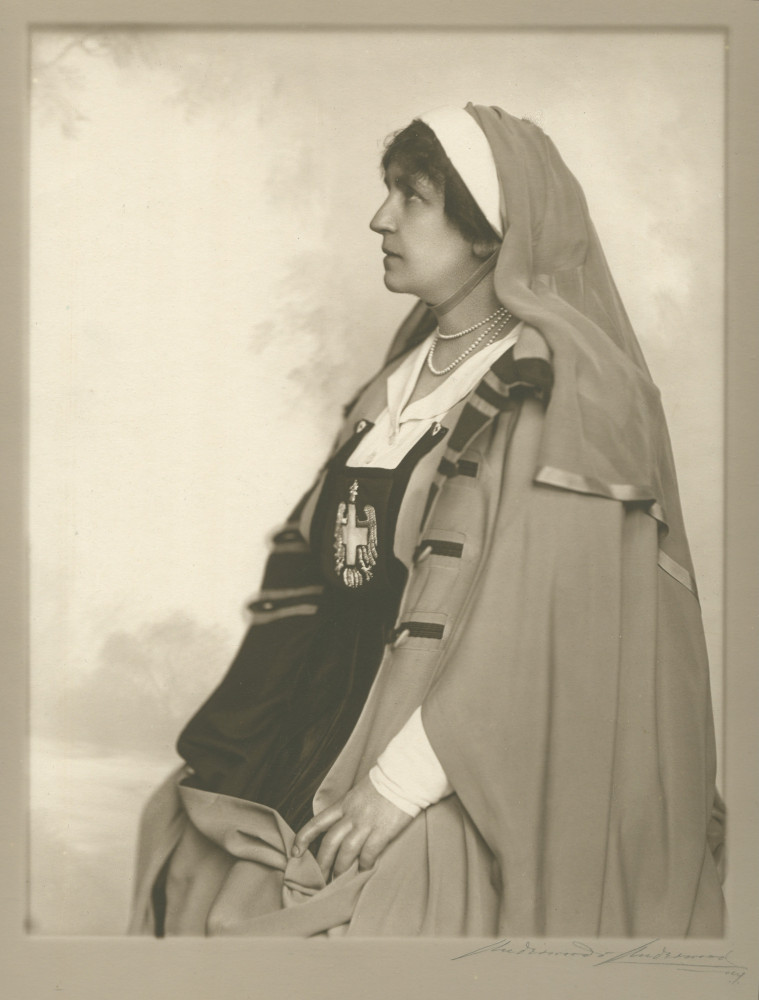 Photographie d'Hélène Paderewska dans son uniforme de la Croix Blanche polonaise, assise de profil, réalisée sans doute à New York en 1918