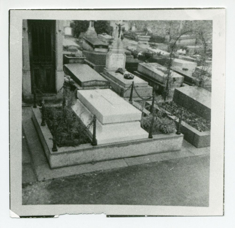 Photographie (noir-blanc) de la tombe d'Hélène Paderewska au cimetière de Montmorency à Paris, placée sur celle d'Alfred Paderewski (fils d'Ignace et d'Antonina née Korsak) – vue de profil