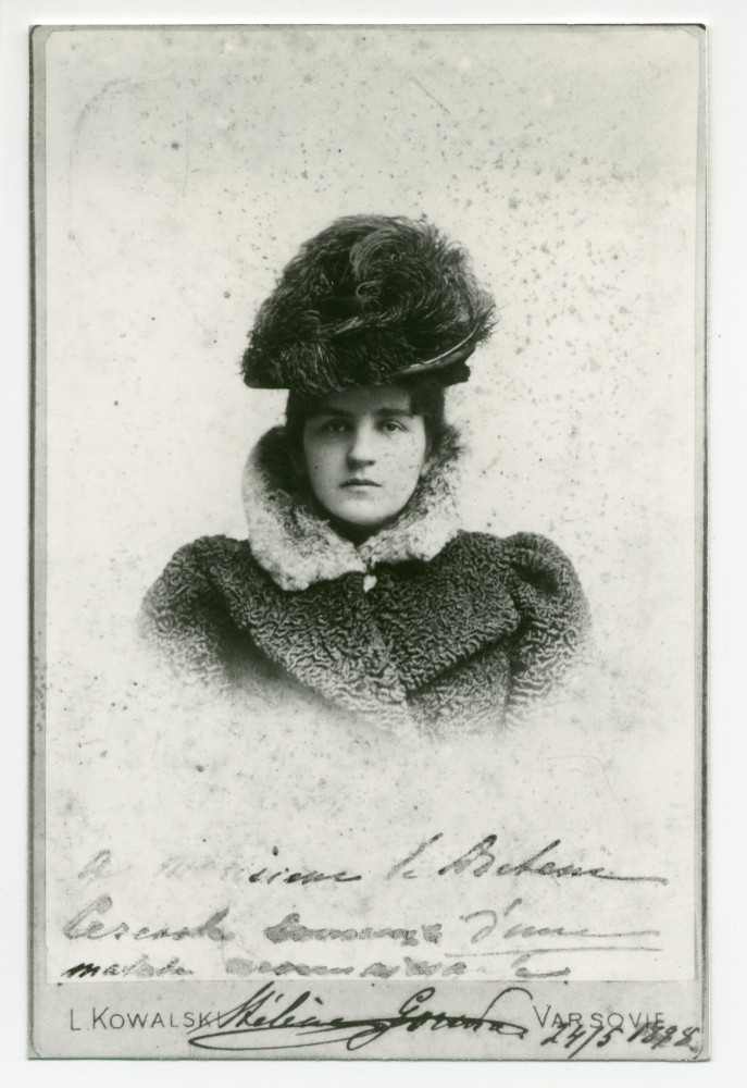 Photographie signée d'Hélène Gorska, née baronne de Rosen, avec chapeau, réalisée vers 1898 par L. Kowalski à Varsovie, avec dédicace «à Monsieur le Docteur Cérésole, hommage d'une malade reconnaissante, Hélène Gorska, 24 mai 1898»