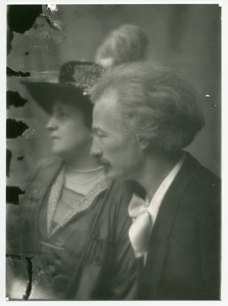 Photographie d'Ignace (avec nœud blanc) et Hélène (avec chapeau) Paderewski de profil (regardant vers la gauche)